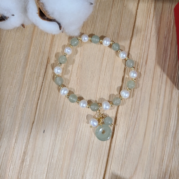 ๐๐HOST PICK๐๐ STUNNING!! Jade and Freshwater Pearl Bracelet with GOLD Beadin - Picture 9 of 16